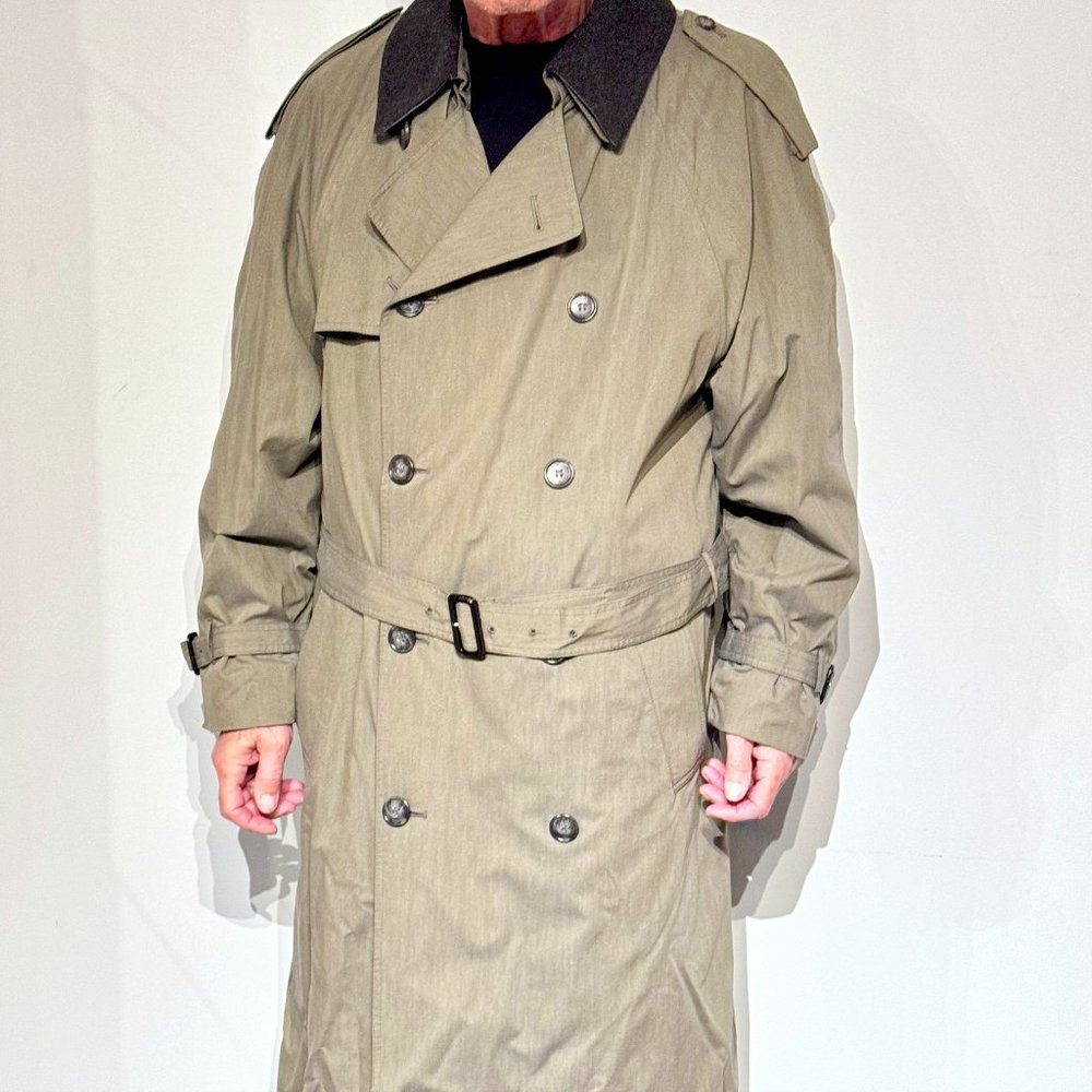 New London Fog Classic Double Breasted Trench Coat for men. Size 42 Long.